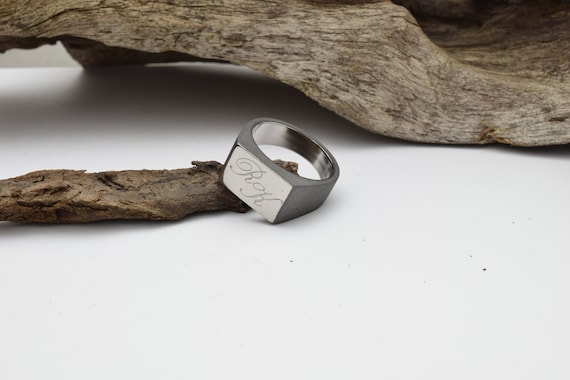 Chevaliere en titane. Chevaliere personnalisee pour homme en titane massif. Initiales gravees Etsy France