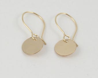 14K gold filled disc earrings | Dainty gold earrings | Dangle earrings | Round drop earrings | Gold circle earrings | Small gold earrings |