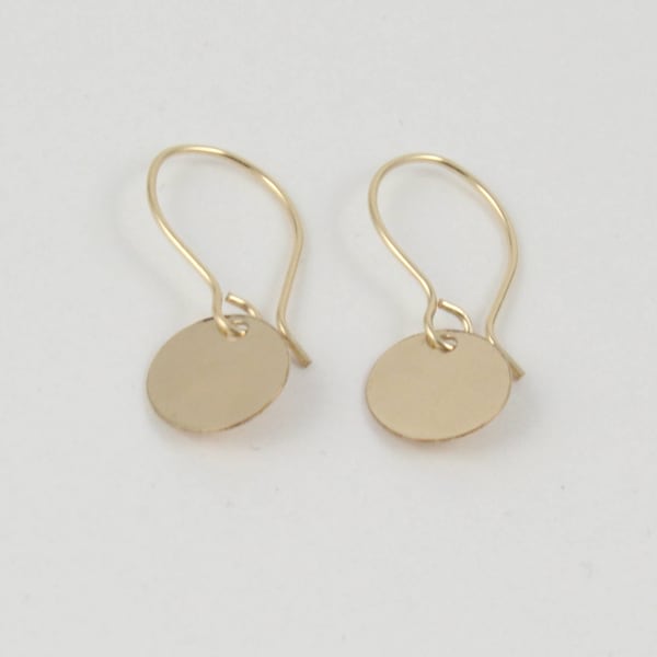 14K gold filled disc earrings | Dainty gold earrings | Dangle earrings | Round drop earrings | Gold circle earrings | Small gold earrings |