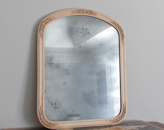 Espejo de cristal mercurizado con marco de madera arqueada de estilo vintage, color blanco crema antiguo y relieve floral.