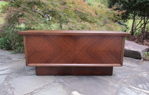 Vintage Mid Century Modern MCM Cedar Blanket Hope Chest Trunk