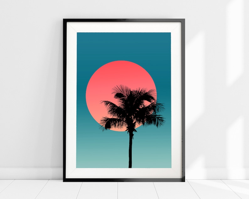 Pode incluir: Uma impress&atilde;o emoldurada de uma silhueta de palmeira sobre um fundo degrad&ecirc; de turquesa, azul e rosa. Um grande c&iacute;rculo rosa fica atr&aacute;s da &aacute;rvore, assemelhando-se a um p&ocirc;r do sol.