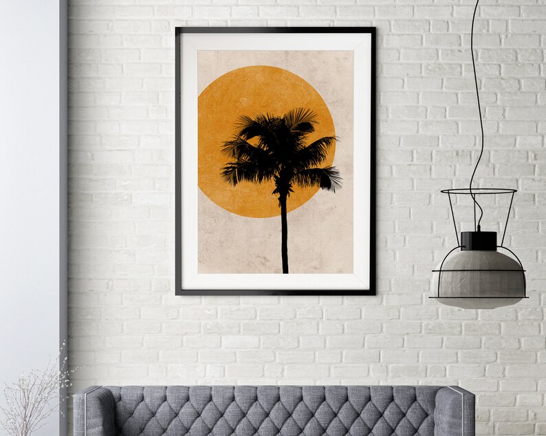 K&ouml;nnte beinhalten: Gerahmter Kunstdruck mit einer schwarzen Silhouette einer Palme vor einem gro&szlig;en orangefarbenen Kreis, der an einen Sonnenuntergang erinnert. Das Kunstwerk ist vor einem neutralen Hintergrund in einem schwarzen Rahmen pr&auml;sentiert.
