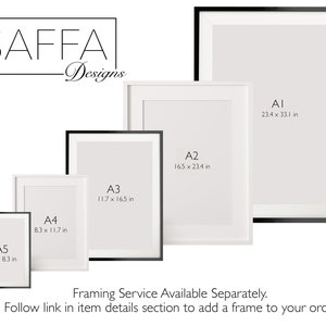 Pode incluir: Uma moldura de p&ocirc;ster branca com moldura preta, mostrando diferentes tamanhos e dimens&otilde;es em polegadas. Os tamanhos s&atilde;o etiquetados como A1, A2, A3, A4 e A5. O texto "SAFFA Designs" est&aacute; na parte superior da imagem. O texto "Servi&ccedil;o de enquadramento dispon&iacute;vel separadamente. Siga o link na se&ccedil;&atilde;o de detalhes do item para adicionar uma moldura ao seu pedido." est&aacute; na parte inferior da imagem.