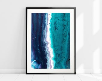 Pode incluir: Impressão de arte abstrata em uma moldura preta. A obra de arte apresenta um design fluido com tons de verde-azulado, turquesa, branco e azul profundo. As cores se misturam e giram, criando um efeito visual dinâmico e texturizado. A impressão é exibida em uma parede branca.