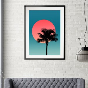 Pode incluir: Uma impress&atilde;o emoldurada de uma silhueta de palmeira contra um p&ocirc;r do sol azul-esverdeado e rosa. O sol &eacute; um c&iacute;rculo grande de cor rosa brilhante.