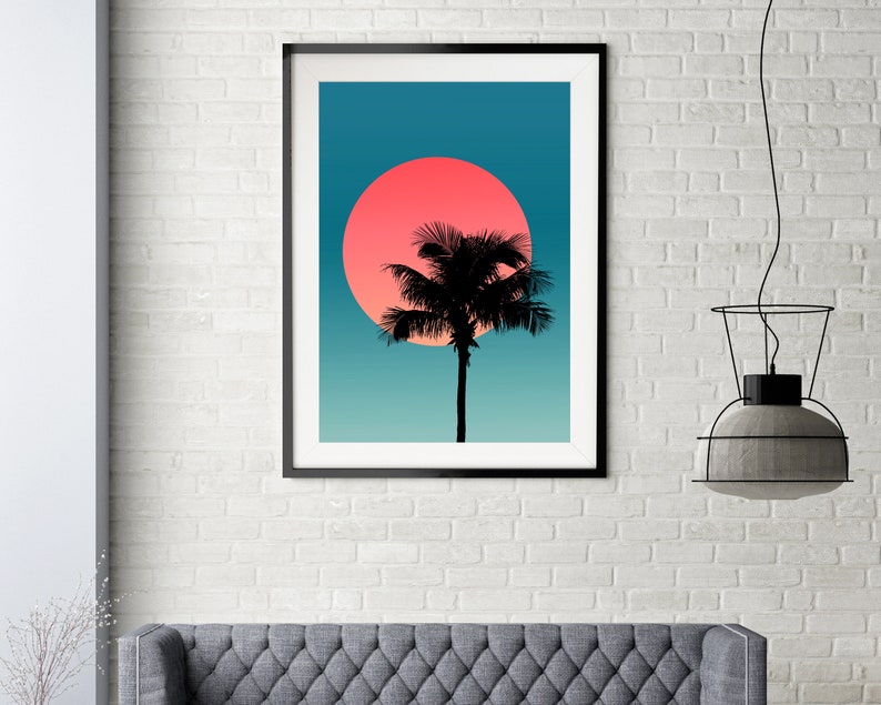 Pode incluir: Uma impress&atilde;o emoldurada de uma silhueta de palmeira contra um p&ocirc;r do sol azul-esverdeado e rosa. O sol &eacute; um c&iacute;rculo grande de cor rosa brilhante.