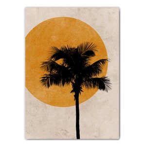 K&ouml;nnte beinhalten: Minimalistischer Kunstdruck mit einer schwarzen Silhouette einer Palme vor einer goldgelben Sonne. Der Hintergrund hat ein strukturiertes, cremefarbenes Aussehen und erzeugt eine warme, tropische &Auml;sthetik. Vertikales Rechteck.