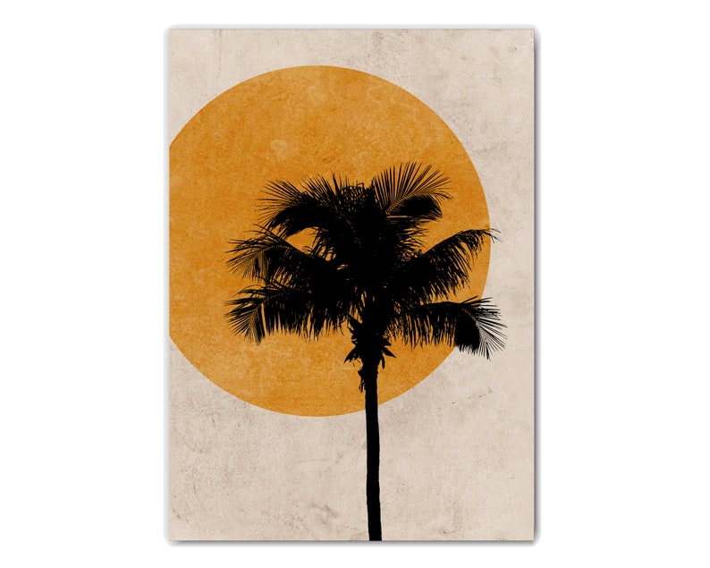 K&ouml;nnte beinhalten: Minimalistischer Kunstdruck mit einer schwarzen Silhouette einer Palme vor einer goldgelben Sonne. Der Hintergrund hat ein strukturiertes, cremefarbenes Aussehen und erzeugt eine warme, tropische &Auml;sthetik. Vertikales Rechteck.