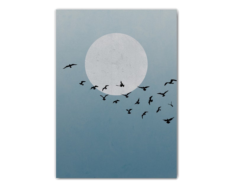 Op de afbeelding: Een blauwe en witte gradi&euml;ntachtergrond met een grote witte cirkel in het midden. Een zwerm zwarte vogels vliegt in formatie rechts van de cirkel.