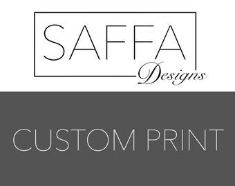 Könnte beinhalten: Ein weißes Textlogo auf schwarzem Hintergrund, das in einer kursiven Schrift "SAFFA Designs" lautet. Unter dem Logo steht in weißer Schrift der Satz "CUSTOM PRINT".