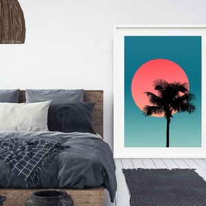 Pode incluir: Uma impress&atilde;o emoldurada de uma silhueta de palmeira contra um p&ocirc;r do sol azul-esverdeado e rosa. O sol &eacute; um c&iacute;rculo grande de cor rosa brilhante.