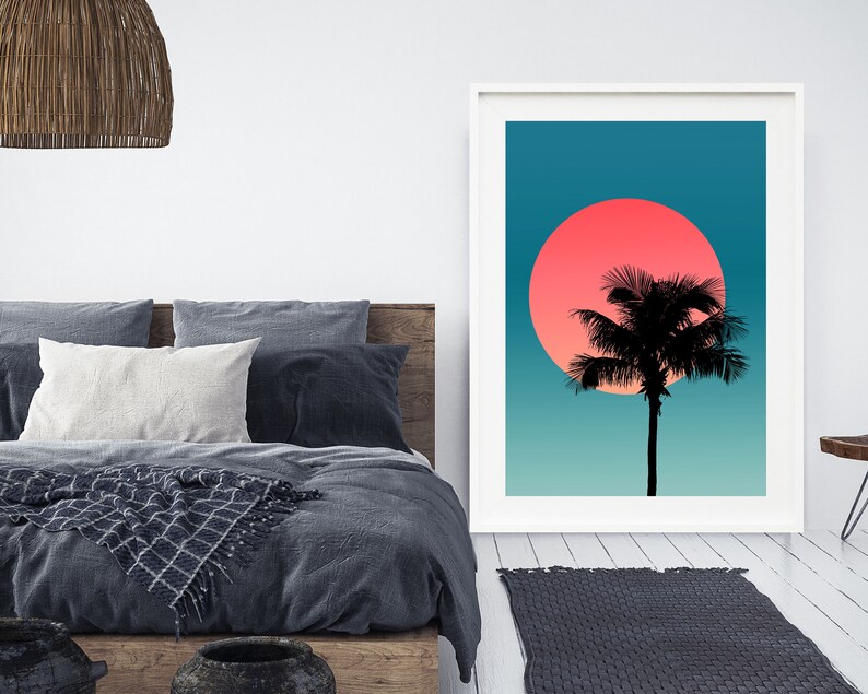 Pode incluir: Uma impress&atilde;o emoldurada de uma silhueta de palmeira contra um p&ocirc;r do sol azul-esverdeado e rosa. O sol &eacute; um c&iacute;rculo grande de cor rosa brilhante.