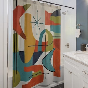 Könnte beinhalten: Duschvorhang mit einem abstrakten Design im Stil der Moderne der Mitte des Jahrhunderts. Er zeigt eine farbenfrohe Anordnung von Formen in Orange, Gelb, Türkis und Marineblau. Schwarze Linien und ein Stern akzentuieren das Design. Der Vorhang hängt in einem Badezimmer.