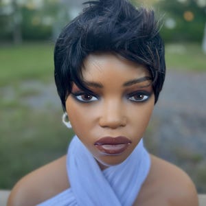 Peluca corta estilo pixie con gorro completo, lisa, rubia miel negra