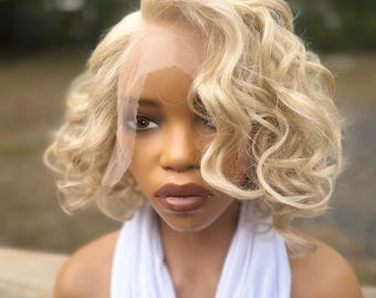 Peluca bob rubia clara de cabello humano sintético con cierre HD y raya lateral sin pegamento.