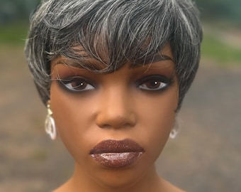 Peluca corta de cabello humano estilo pixie, mezcla de gris y gris.