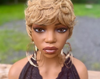 100 % äkta hår Kort pixie-klippt blond limfri peruk
