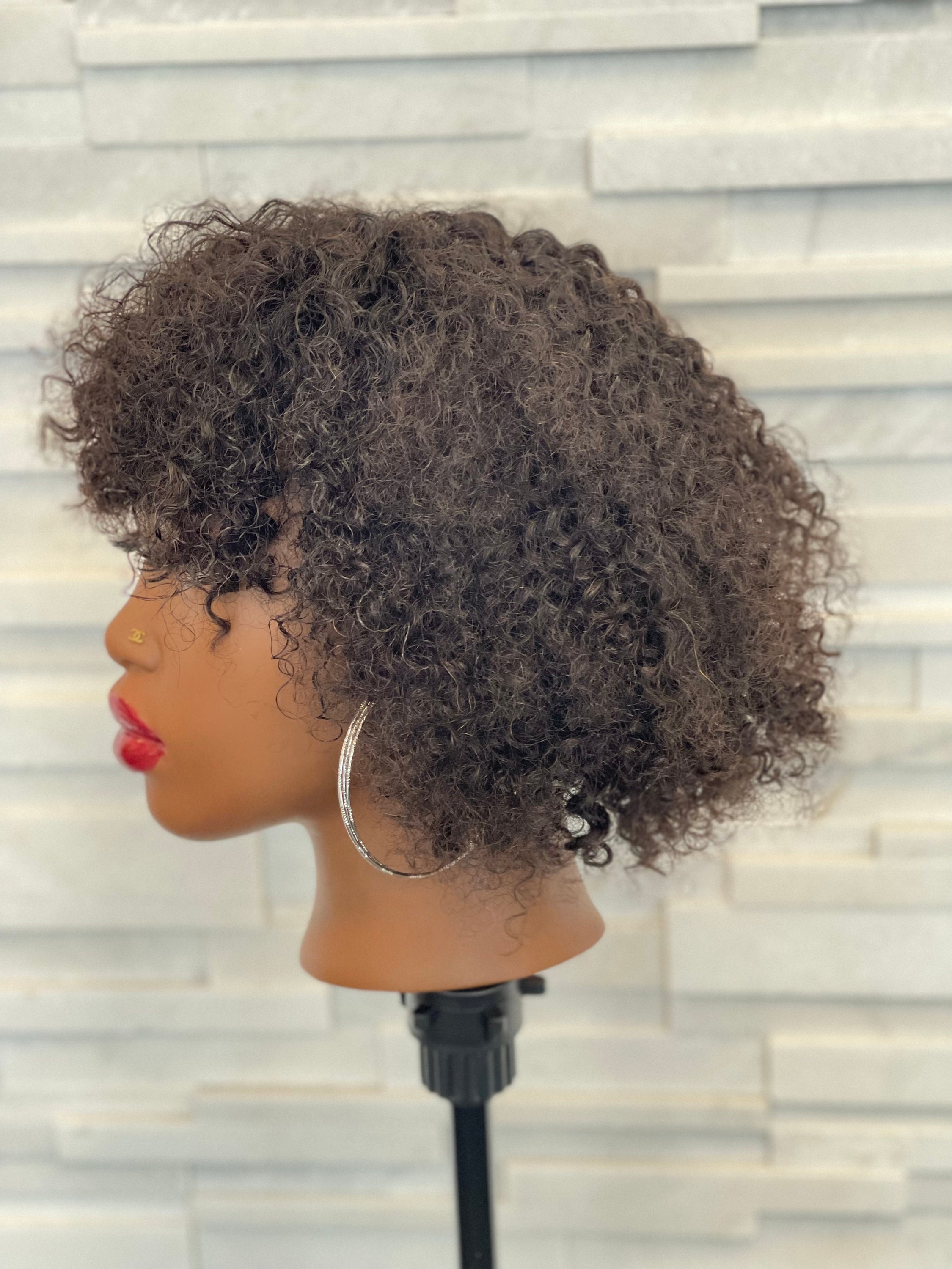 Perruque Synthétique Bouclée Brune Avec Frange - Court - Bonnet Moyen + 4 Bonnets Offerts