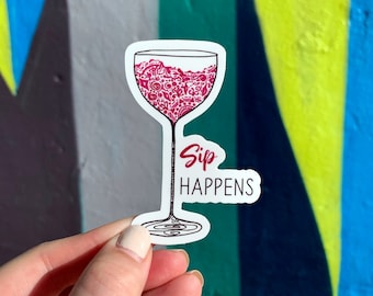 Adhesivo de vino «Sip Happens» • Vinilo decorativo divertido para amantes del vino • Adhesivo de vino impermeable de Sarah Hiers Design