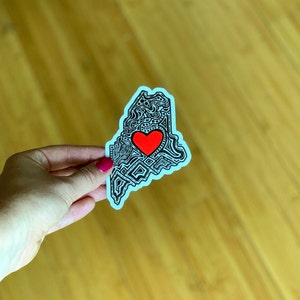 Pegatina de Maine con corazón- Pegatina de vinilo de Maine - Sarah Hiers Design Pegatina del estado de Maine - Estado de Maine - Arte de pegatina de Maine