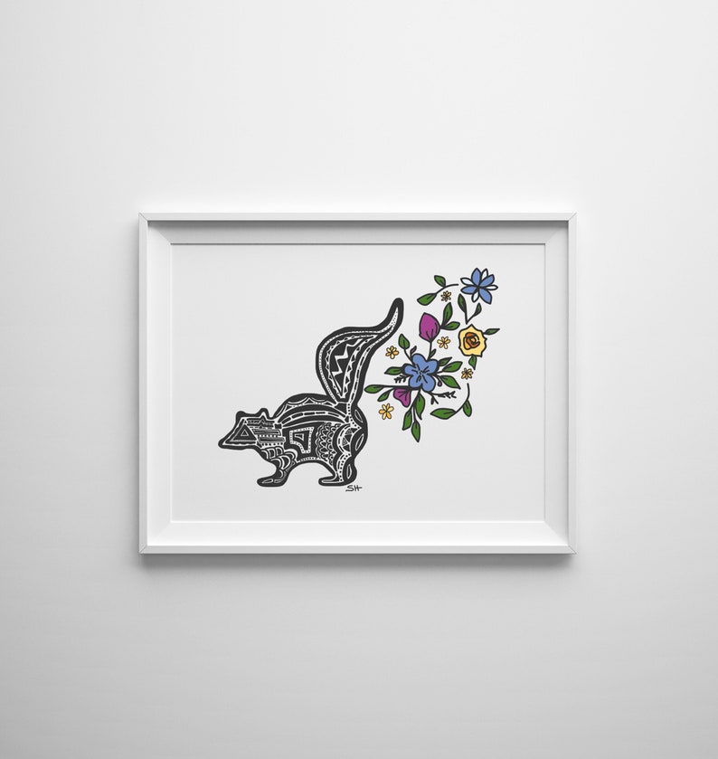 以下が含まれることがあります： 尻尾から花柄のデザインが出ているスカンクの白黒イラスト。花はピンク、黄色、青、緑です。