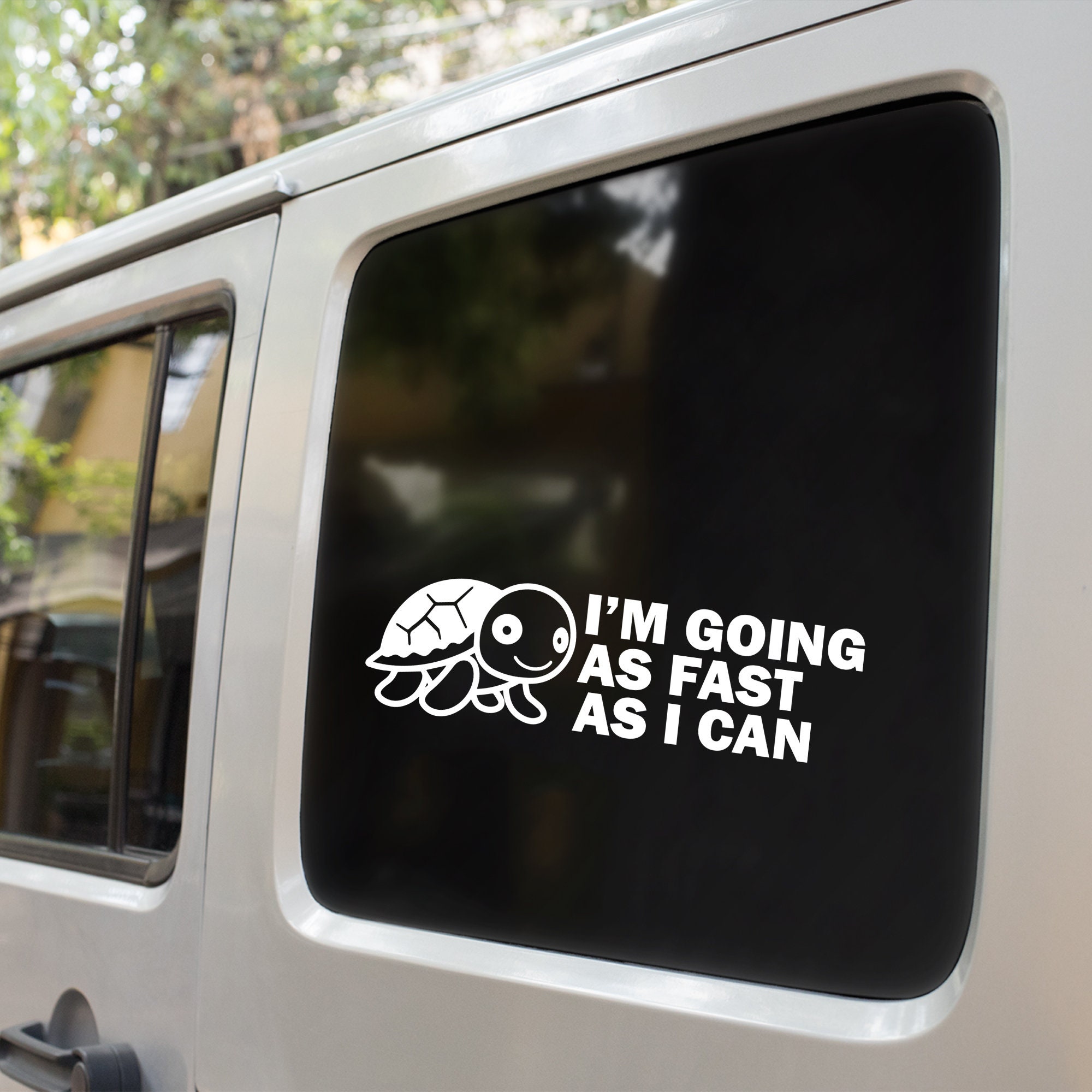 Novità Movin As Fast As I Can divertenti adesivi per auto – decalcomanie impermeabili – lunga durata – furgoni, camper, nuovo conducente, paraurti (nero