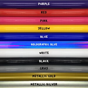 Puede incluir: Primer plano de una selecci&oacute;n de rollos de vinilo de colores. Los colores incluyen morado, rojo, rosa, amarillo, azul, azul hologr&aacute;fico, blanco, negro, gris, oro met&aacute;lico y plata met&aacute;lica. Cada color est&aacute; etiquetado con una fuente manuscrita.