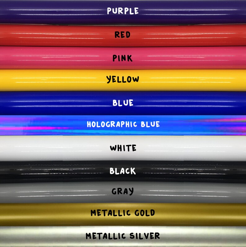 Puede incluir: Primer plano de una selecci&oacute;n de rollos de vinilo de colores. Los colores incluyen morado, rojo, rosa, amarillo, azul, azul hologr&aacute;fico, blanco, negro, gris, oro met&aacute;lico y plata met&aacute;lica. Cada color est&aacute; etiquetado con una fuente manuscrita.
