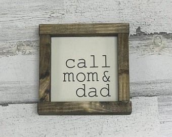 Rufen Sie Mama und Papa Holzschild - Bauernhaus Dekor - Mini gerahmtes Holzschild - Abgestuftes Tablett Schild - Wohnheim Schild - Geschenk zum Abschluss