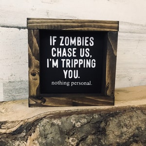 Si los zombis nos persiguen, te voy a hacer tropezar - Letrero de Halloween - Decoración de granja - Halloween moderno - Bandeja escalonada - Regalos para mamá