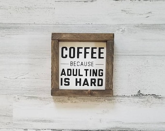 Panneau de café - Café parce que l’adulte est un signe dur - Décor de café - Décor de cuisine de ferme - Panneau de ferme - Panneau de cuisine de ferme