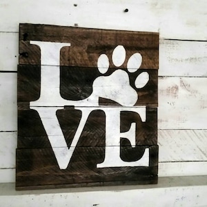 Sinal de madeira com estampa de pata de amor, decoração de animais de estimação de madeira recuperada, presente para amantes de cães, sinal de escritório veterinário, sinal de palete, sinal de proprietário de cachorro, decoração de fazenda
