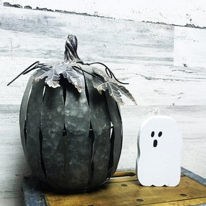 Holzgeist | Herbst Deko | Halloween Deko | Rustikales Gespenst | Tiered Tray Regal Sitter Decor