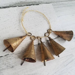 Campanelli rustici - 5 campanelli di latta fatti a mano a forma di triangolo lungo - Jingle Bells - Progetti artigianali - Suoneria melodica - Crea campanelli eolici - Look rustico del vecchio mondo