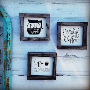 Puede incluir: Tres letreros de madera con texto negro sobre fondo blanco. Los letreros dicen "Pot Head", "Wicked Without Coffee" y "Coffee Because Crack Is Bad For You".