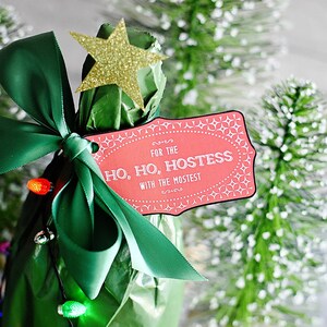 印刷可能なクリスマス ギフト タグ、ホステス ギフト - PDF をすぐにダウンロード、Ho、Ho、Hostess with the Mostest、季節のご挨拶、ワイン ギフト タグ