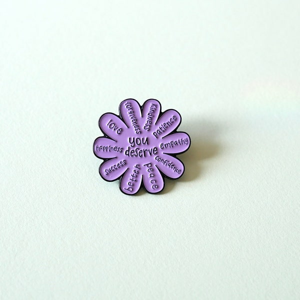 Pin's fleur avec texte "you deserve", Pin's émaillé affirmation positive, Pin's mantra, Pin's message motivant, Broche texte positif