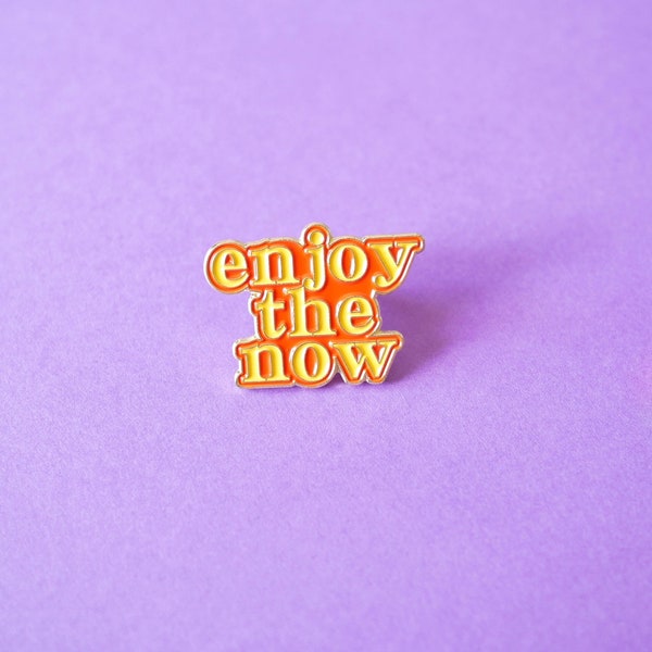 Pin's avec texte "enjoy the now", Pin's émaillé affirmation positive, Pin's mantra, Pin's message motivant, Broche texte positif