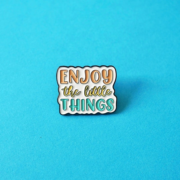 Pin's avec texte "enjoy the little things", Pin's motivant, Pin's émaillé affirmation positive, Pin's mantra, Broche texte positif