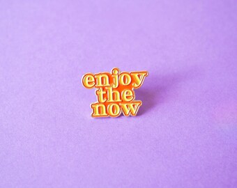 Pin's avec texte "enjoy the now", Pin's émaillé affirmation positive, Pin's mantra, Pin's message motivant, Broche texte positif