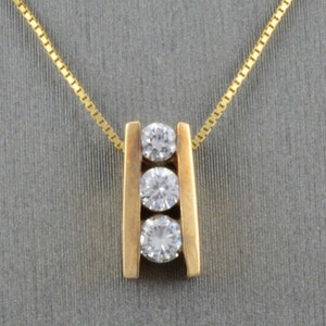 Collar de oro amarillo con diamantes naturales engastados en canal de tres piedras de 1/4 ct y cadena de 18 pulgadas. Ideal para regalar en fiestas, cumpleaños o cualquier color de oro.