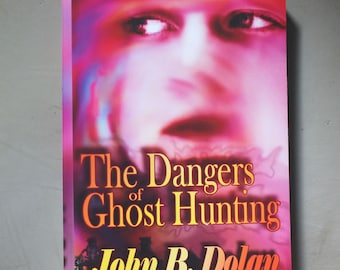 Libro de bolsillo: Los peligros de la caza de fantasmas, NUEVO thriller de bolsillo, versión fácil de leer. Por John Dolan - Nueva novela de suspense.