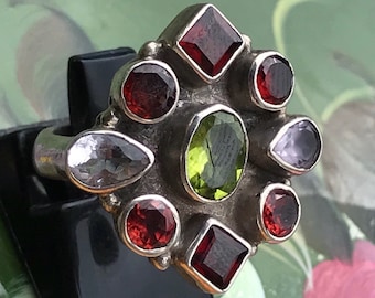 Anillo multi piedra en plata 925 tamaño 52 boho y simétrico, granate, cuarzo y peridoto. Multipelo