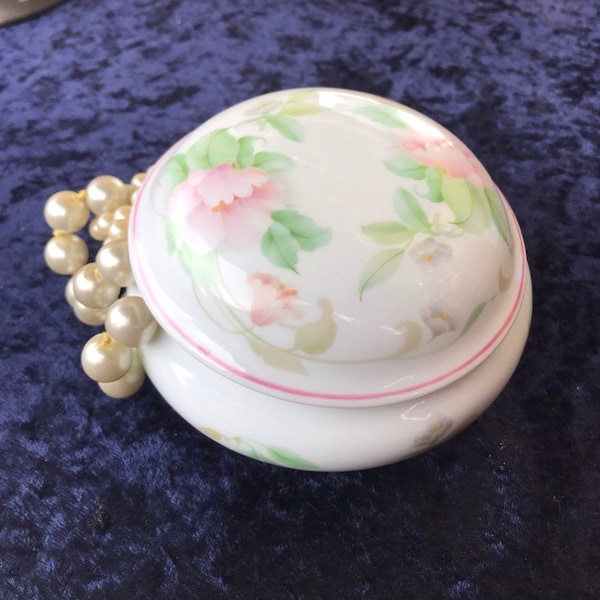 Boite porcelaine Limoges fleurs bonbonnière rangement bijoux vintage 1980s délicat cadeau