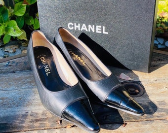 Chanel Kitten-Heel-Schuhe, spitze Pumps, Größe 36 1/2, zweifarbige Vintage-Pumps aus schwarzem Leder und Lack, französischer Designer Pittsbroc