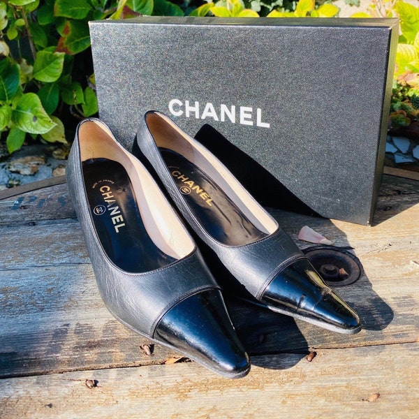 Chanel kitten heel shoes pointed pumps size 36 1/2 two tones black leather and patent vintage pumps France designer Pittsbroc