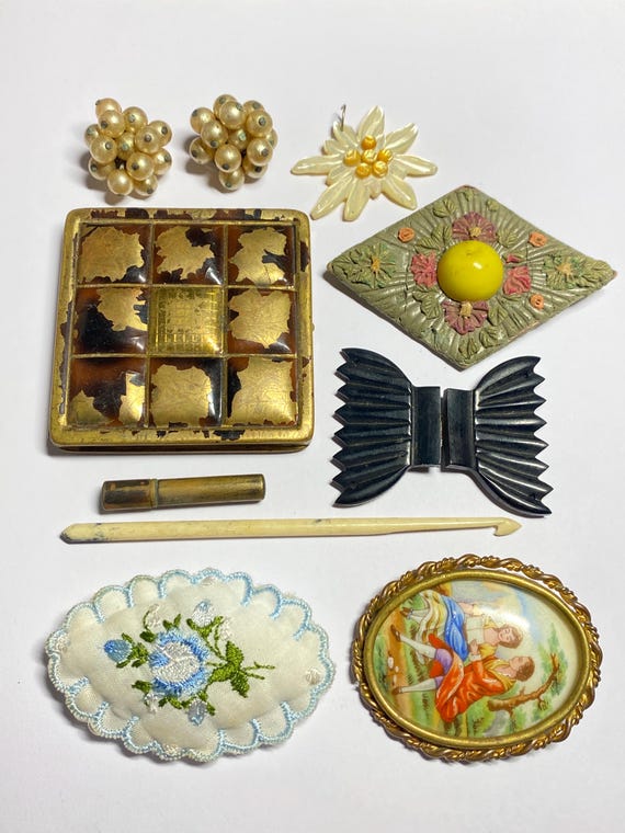Lot of small old jewelry objects 1950 old pin cus… - image 1
