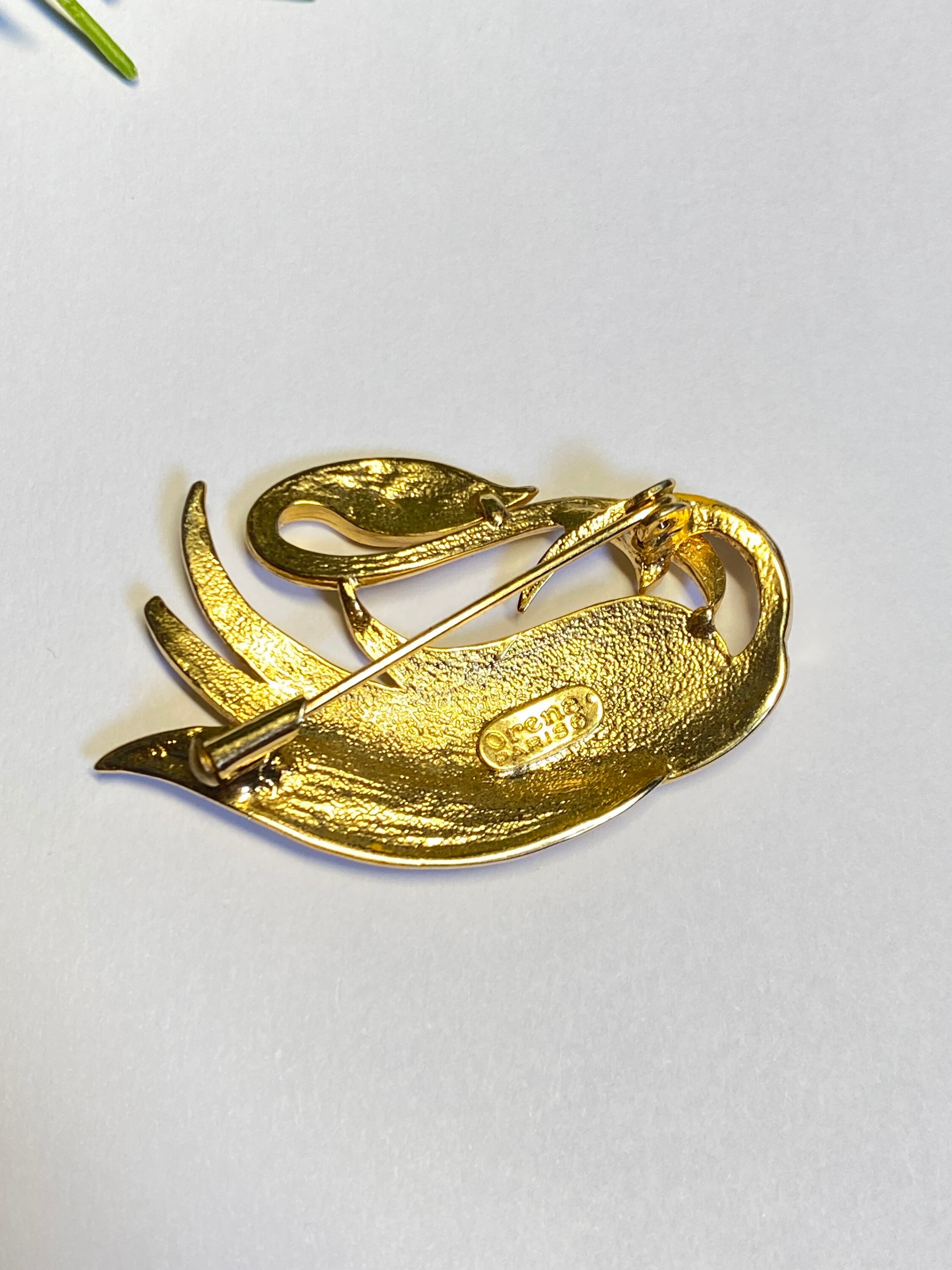 Broche fleur en émail signée Art Blanc cassé orange pêche émaillé Broche fleur en émail signée Art Blanc cassé orange pêche émaillé