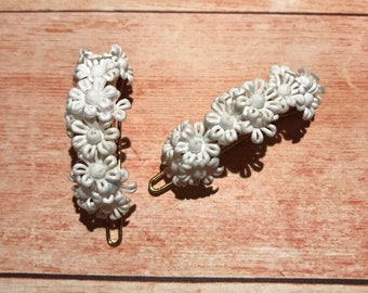 1960 set of 2 white flower barrettes in vintage plastic sixties hair accessories
